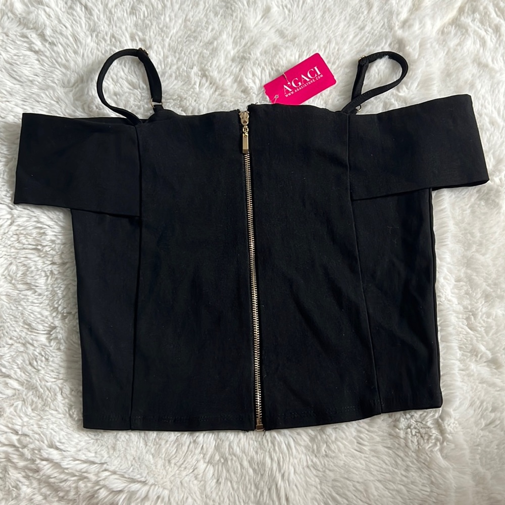 Black shelly cold shoulder crop top